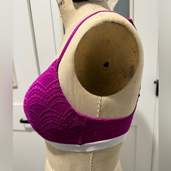 EUC Victoria’s Secret wireless bra, size 36D. - Picture 10 of 12